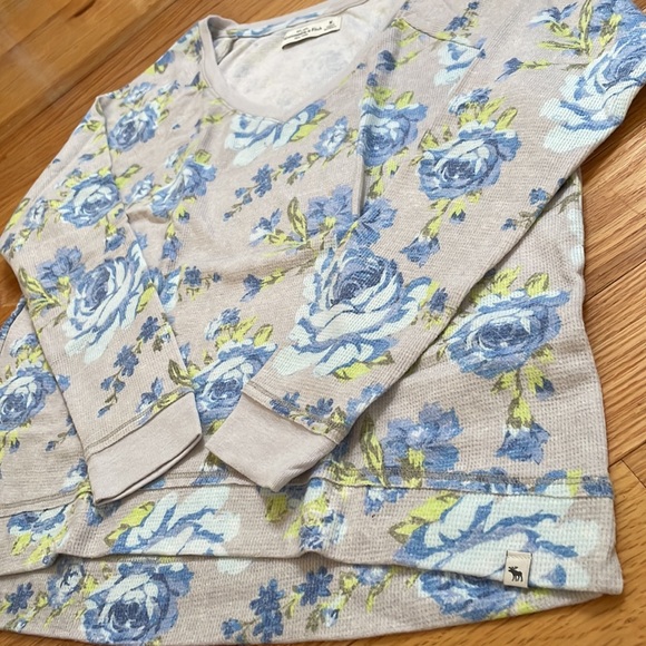 Abercrombie & Fitch Long Sleeve Floral Top in Size Medium - Picture 4 of 7